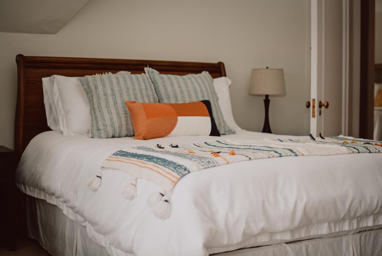 Hill Road Manor Bed & Breakfast *