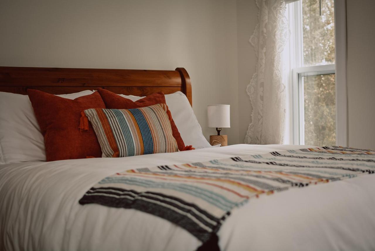 Hill Road Manor Bed & Breakfast *
