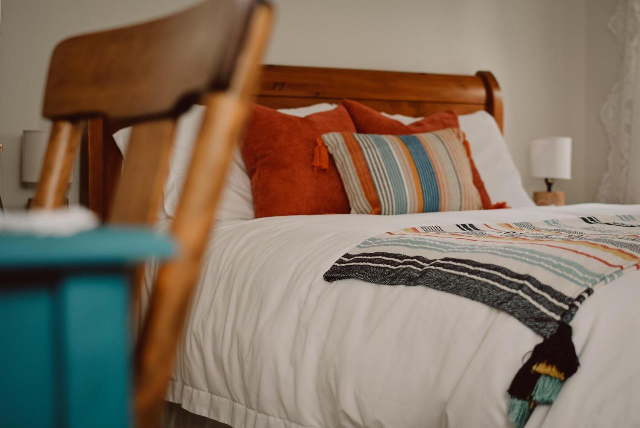 Hill Road Manor Bed & Breakfast