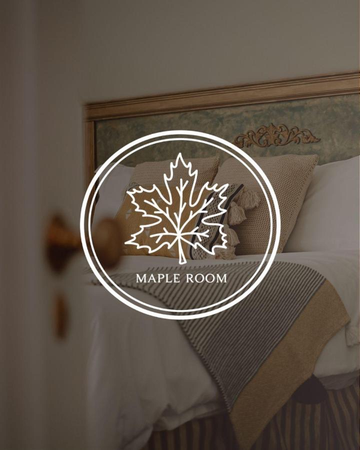 Hill Road Manor Bed & Breakfast